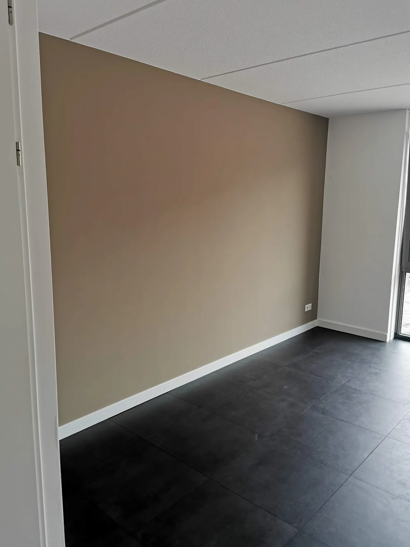 Strak geschilderde beige accentwand