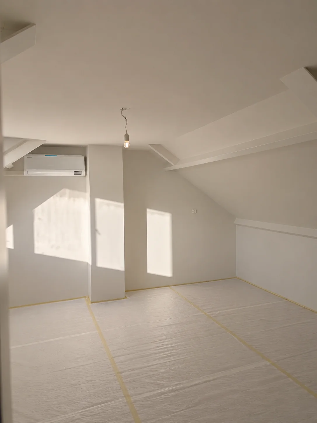 Nette lichte zolder na binnenschilderwerk in Zwolle